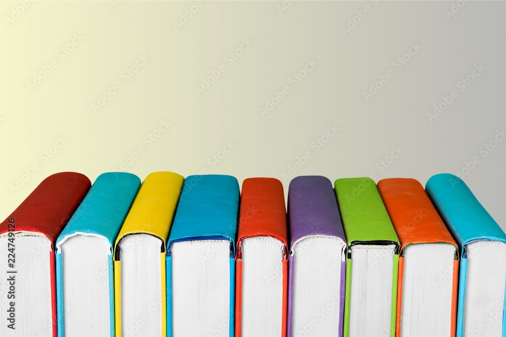 在背景上分组彩色书籍
