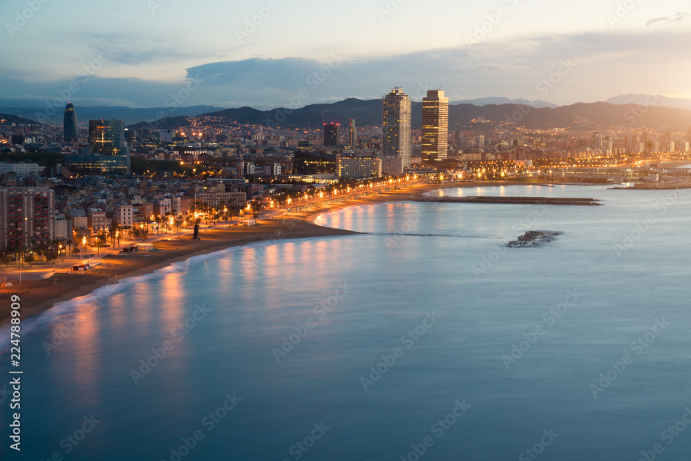 西班牙巴塞罗那海滨夏日夜晚的巴塞罗那海滩鸟瞰图。地中海