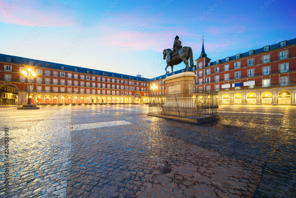 马德里旅游目的地。市长广场上的菲利普三世雕像。市长广场的历史建筑a
