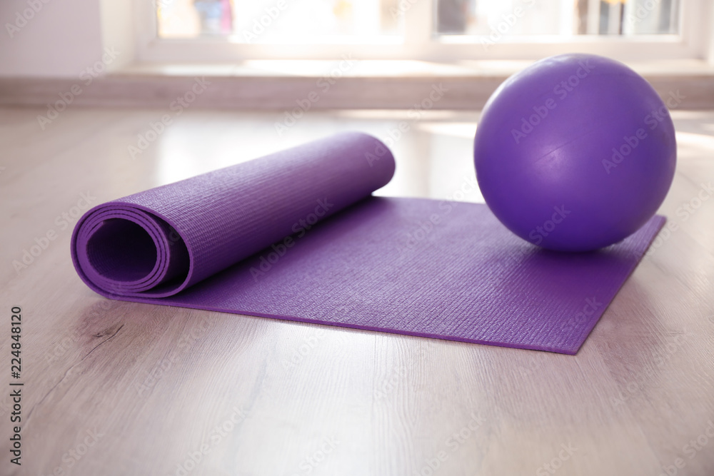 室内地板上的瑜伽垫和球