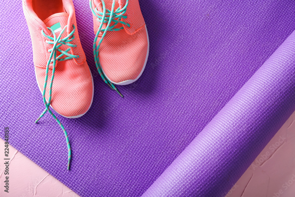 彩色背景瑜伽垫和运动鞋