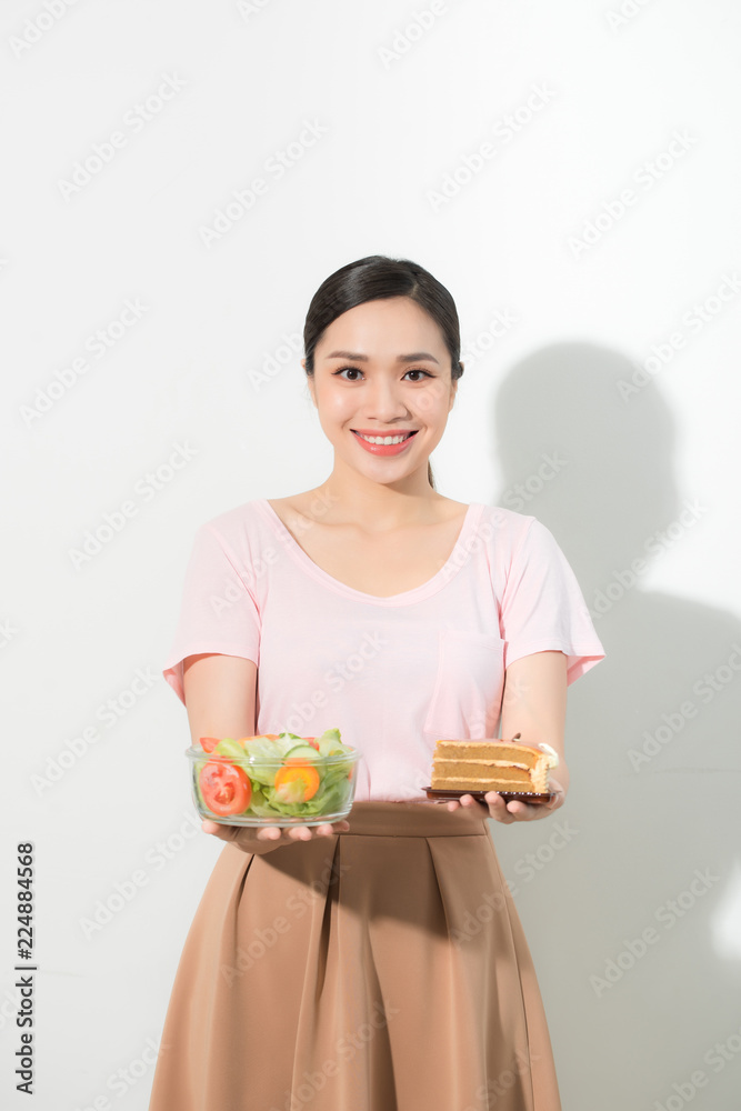 非常漂亮的女人拿着小蛋糕和新鲜蔬菜的半身像。年轻的家庭主妇c