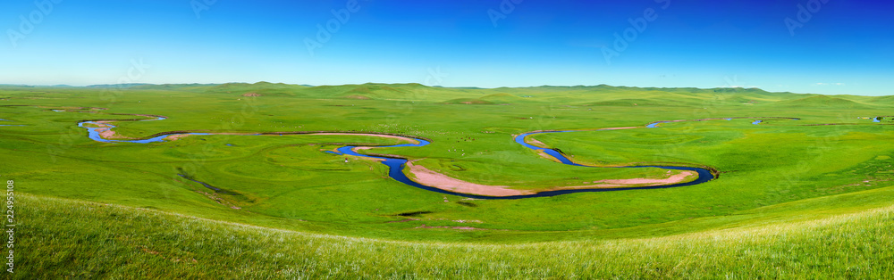 中国呼伦贝尔草原的穆齐格勒河谷。
