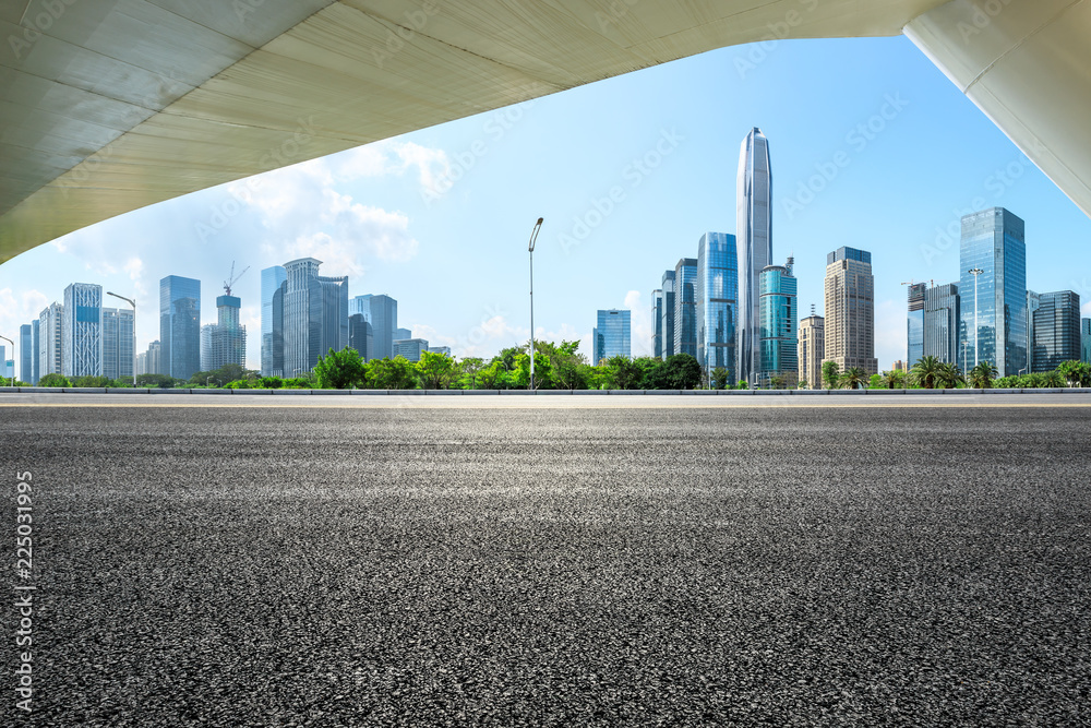 中国深圳的空沥青路和现代城市建筑