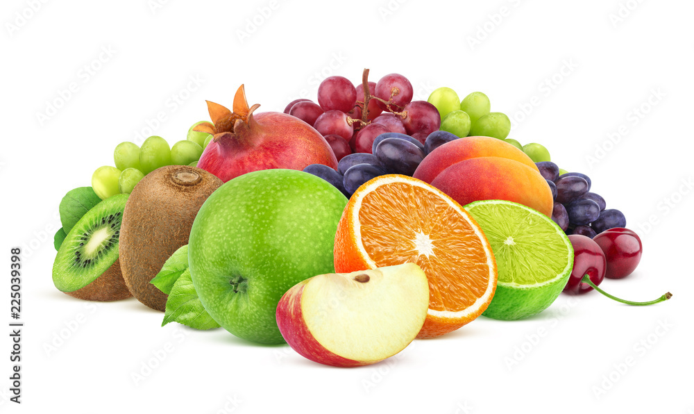 白色背景下分离的不同水果和浆果堆