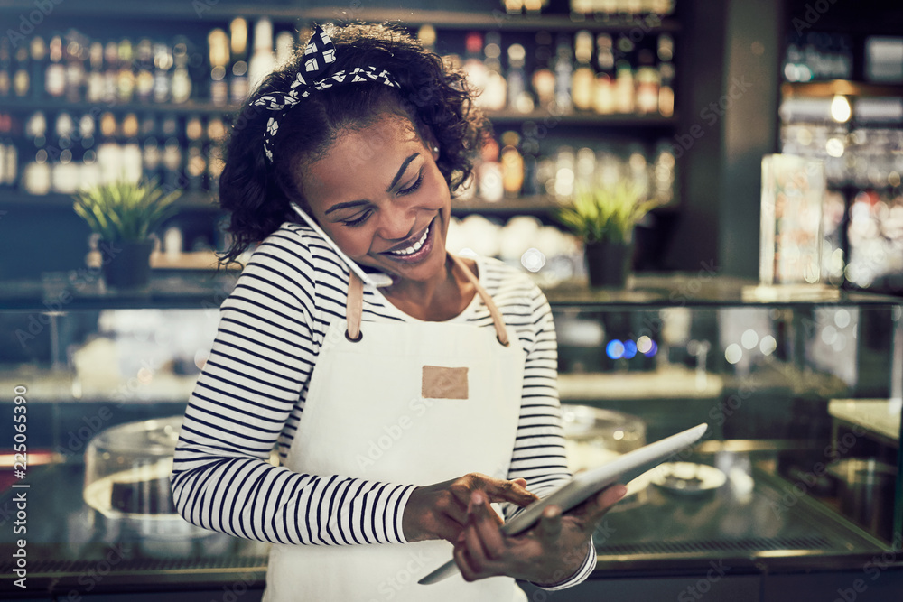 年轻的非洲企业家正忙着在她的咖啡馆预订