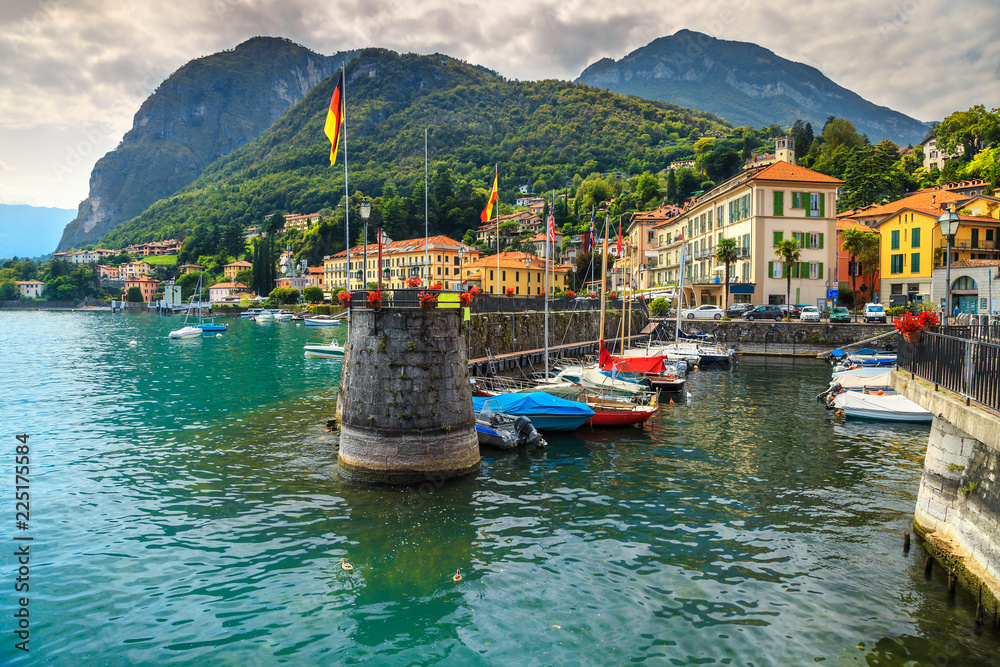 美丽的城市景观和港口，五颜六色的船，Menaggio，科莫湖