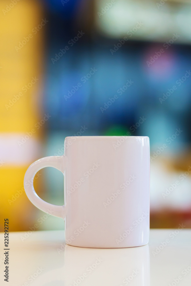 白色桌面背景和复制空间上的空白马克杯。根据您的设计处理杯子或陶瓷。可以放你