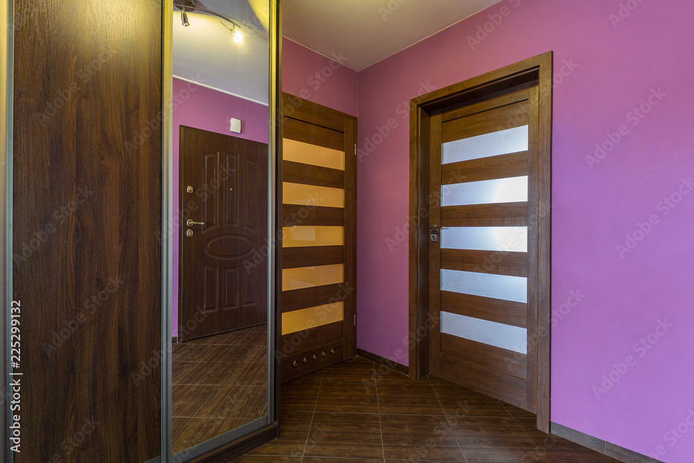 公寓内的紫色大厅