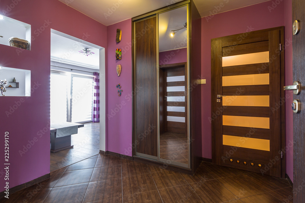公寓内的紫色大厅