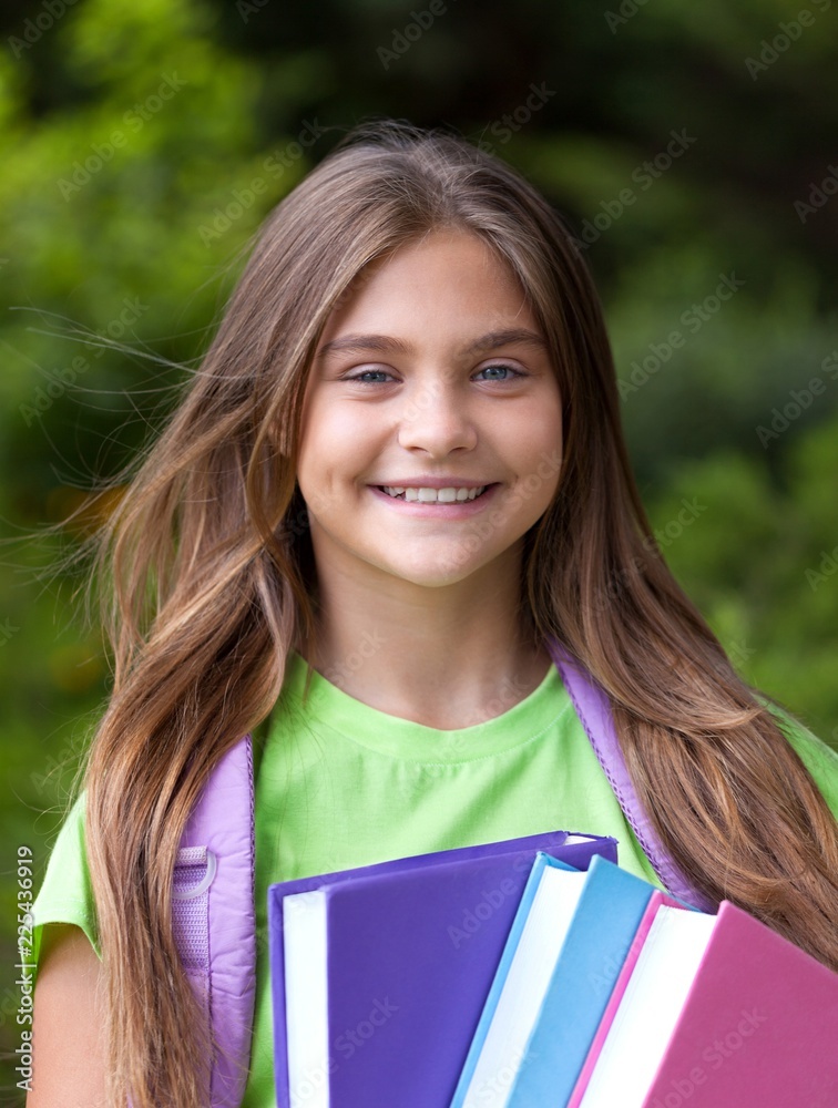 一个背着书的年轻女孩的肖像