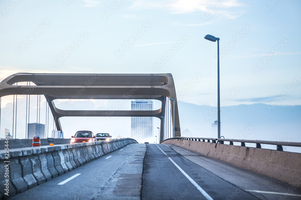 密尔沃基大桥和高速公路，大雾中的市中心