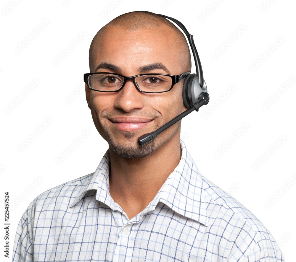 一名戴着耳机的男子担任呼叫中心操作员的肖像