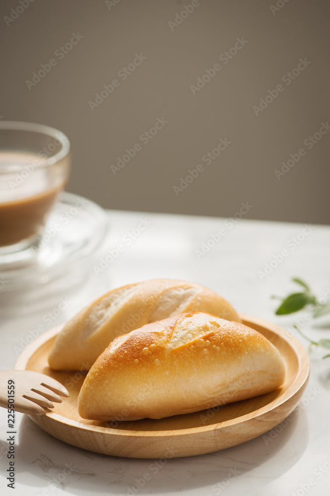 早餐配面包和咖啡。