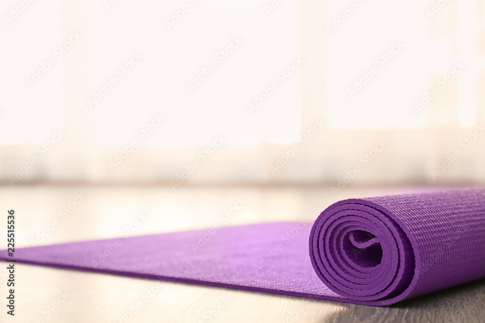 室内地板上的紫色瑜伽垫