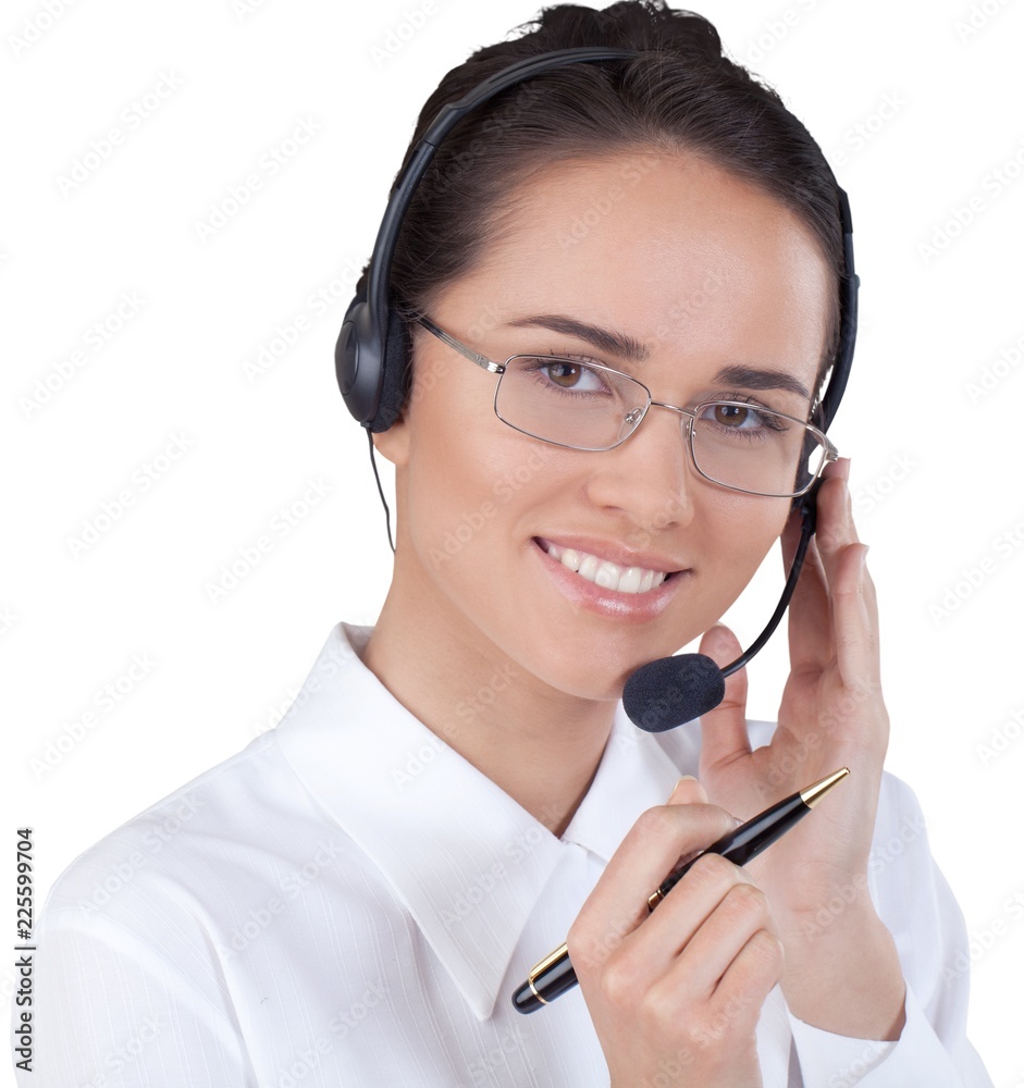 女性呼叫中心员工用耳机和握笔交谈-