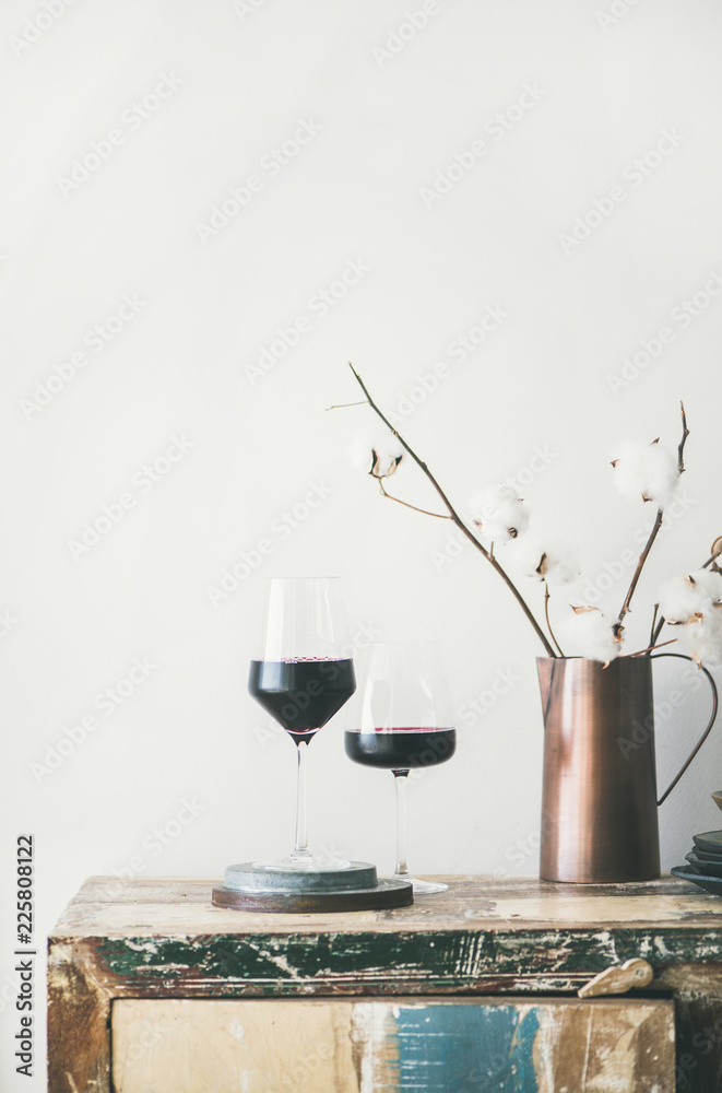 乡村厨房台面上放两杯红酒和鲜花，后面是白色背景，复制sp