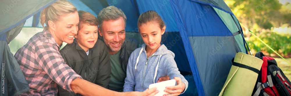 一家人在露营地的帐篷里自拍