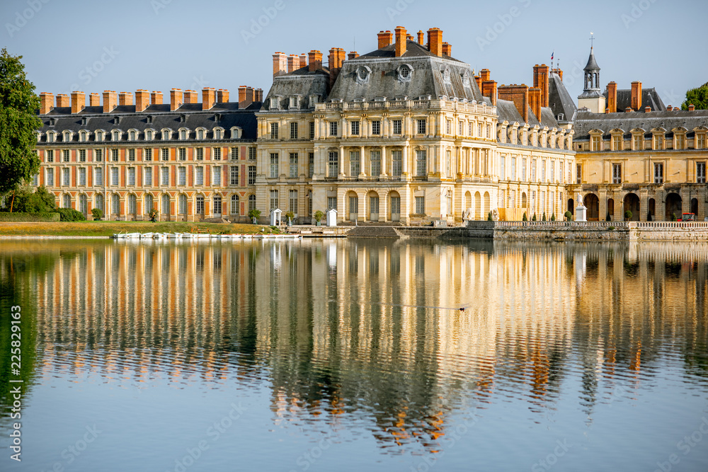 法国枫丹白露带湖宫殿