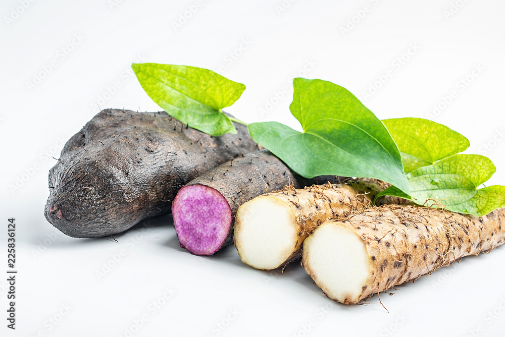 新鲜的紫薯和白底白薯