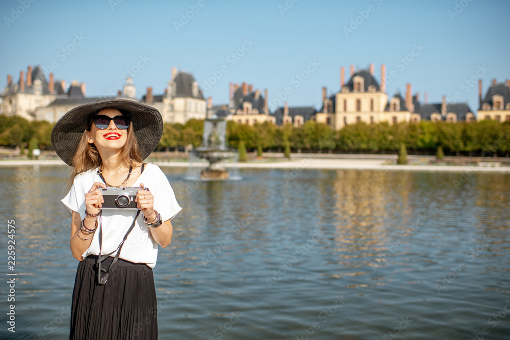 参观法国枫丹白露花园的女人