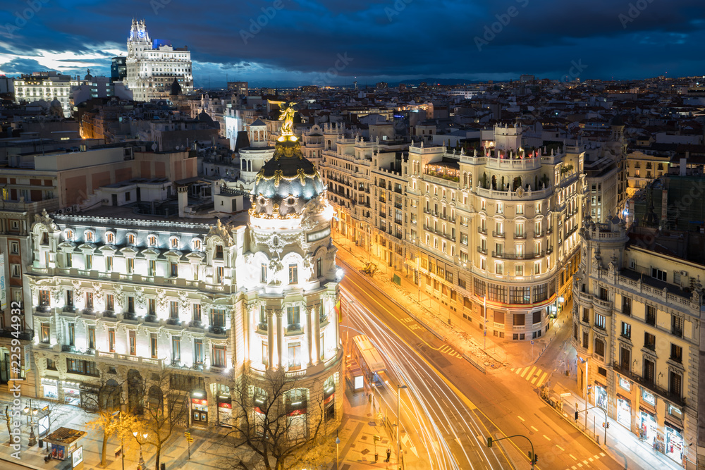 晚上马德里主要购物街Gran via街上的汽车和红绿灯。西班牙，欧洲。L