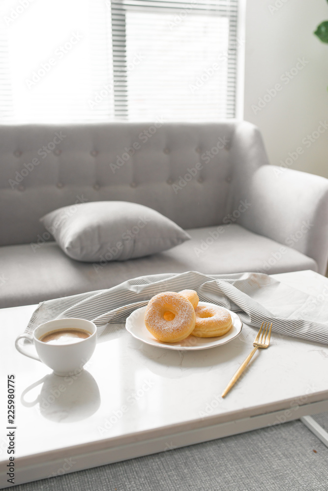 经典甜甜圈。早餐在家里客厅的桌子上。