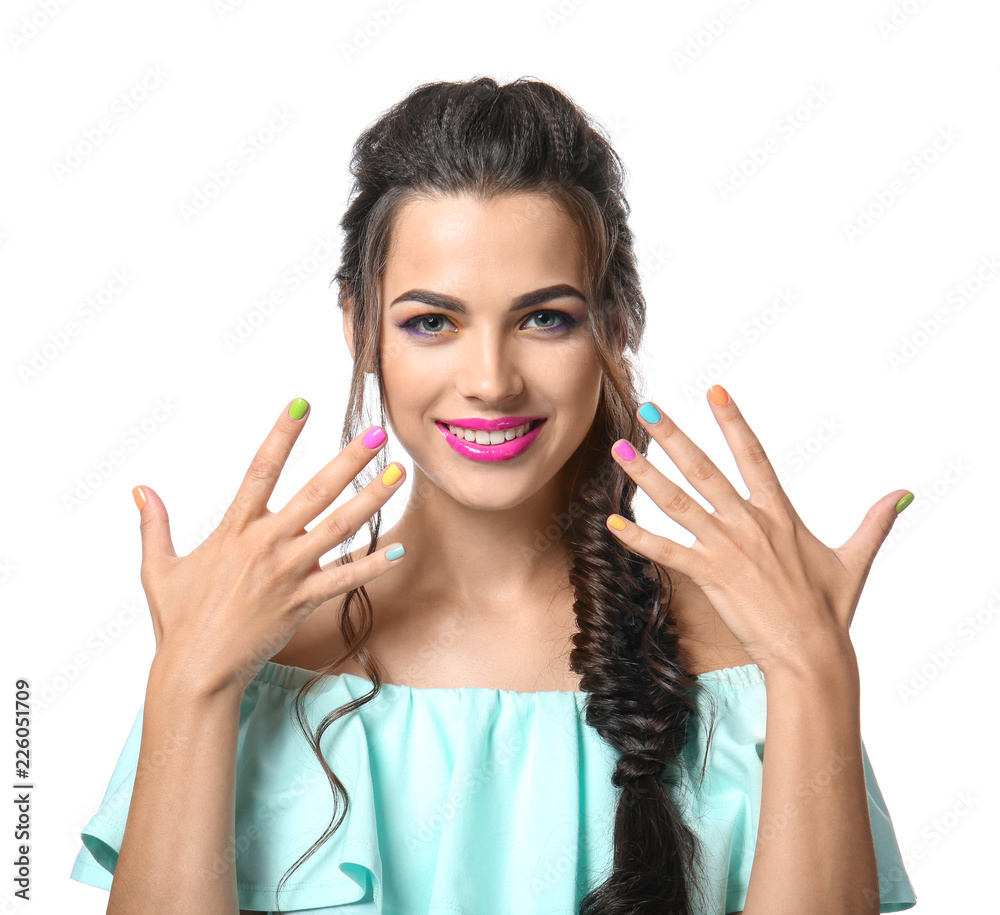 美丽的年轻女人，在白底上修着五颜六色的指甲