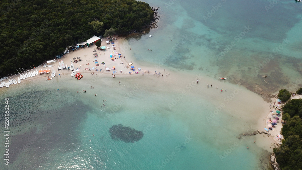 空中无人机鸟瞰照片中的标志性天堂沙滩和绿松石的大海是