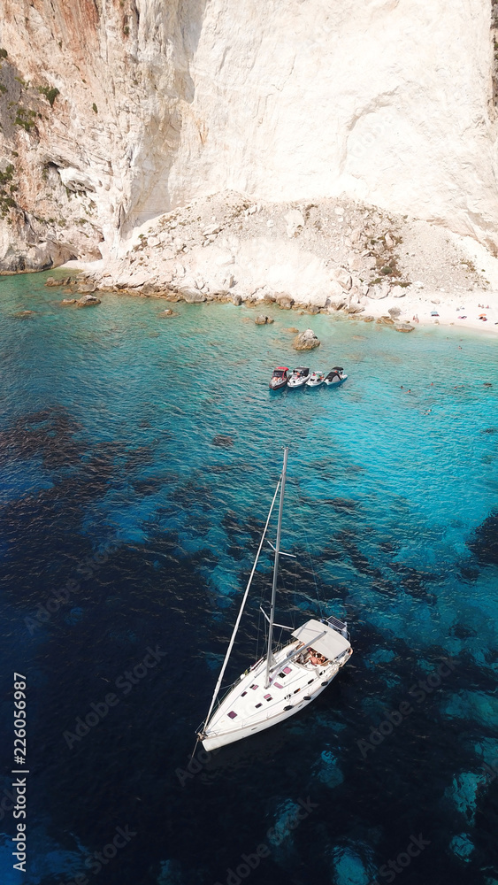 航拍无人机鸟瞰图，照片中的帆船停靠在热带加勒比天堂湾，与怀特一起