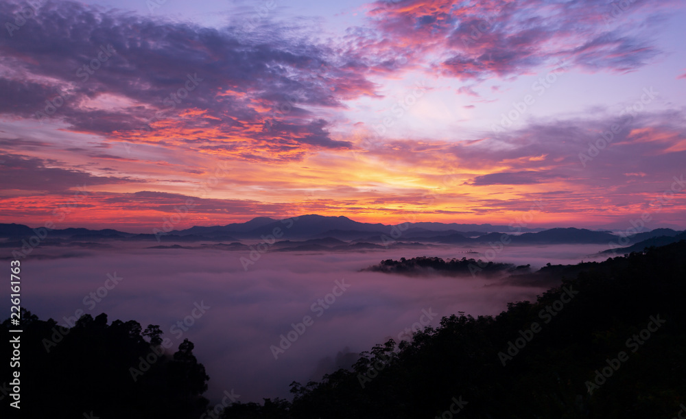 美丽的日出或日落，雾在山上流动，在tha欣赏美丽的风景