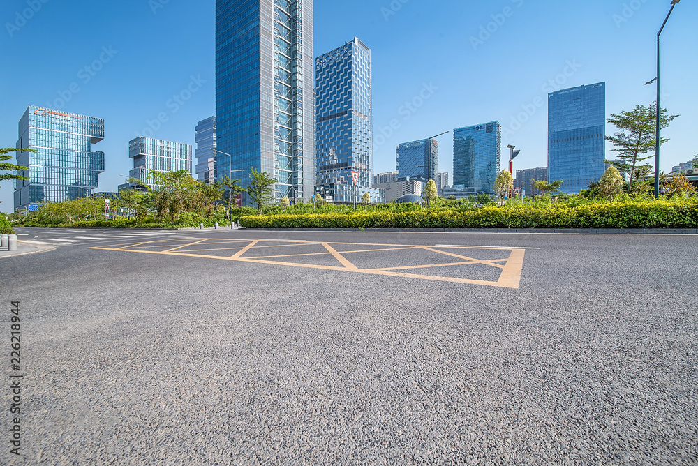 深圳市南山区后海CBD综合体和空旷的道路/深圳城市风光