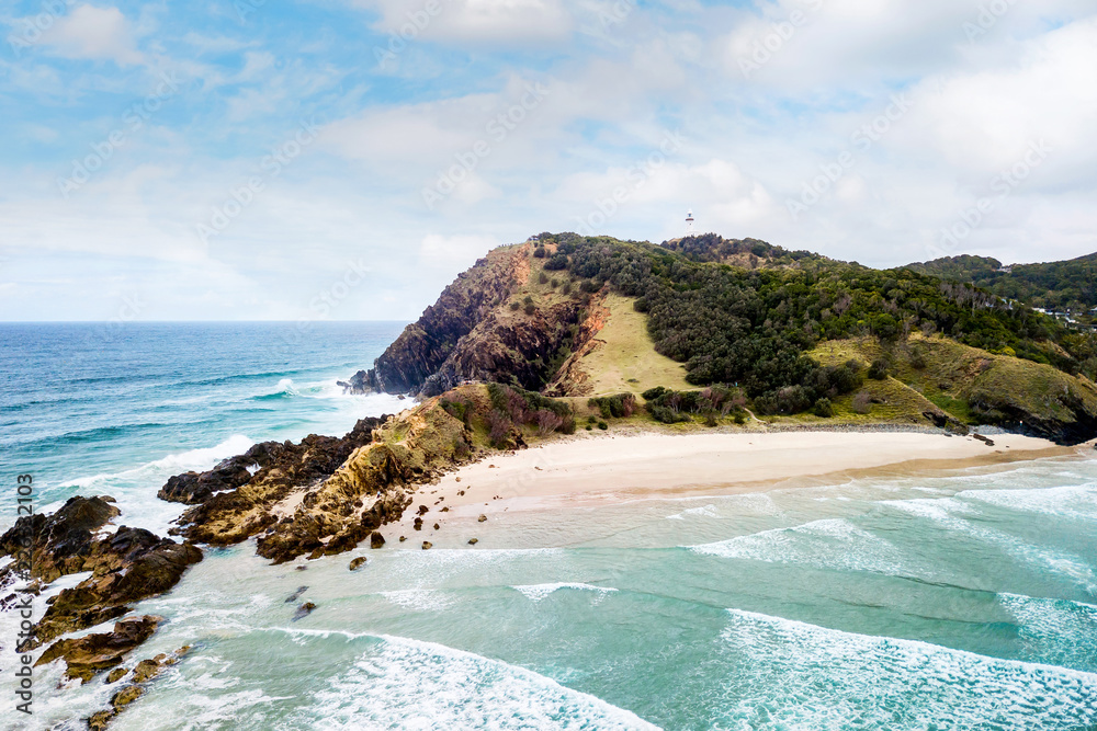 澳大利亚新南威尔士州新南威尔士州拜伦湾the Pass的海洋和冲浪者航拍照片。