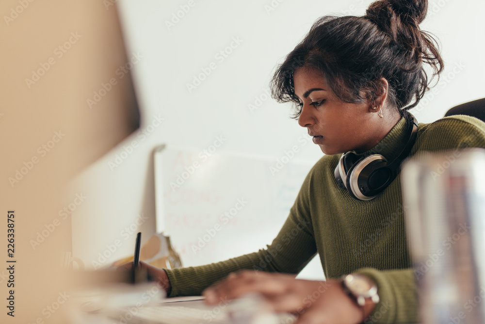 在办公桌上工作的女性计算机程序员