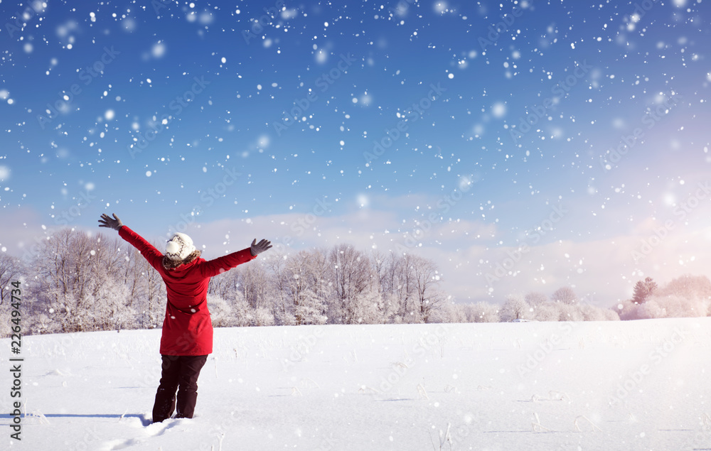 雪景上的冬日风景中的快乐女人。晴天的户外人