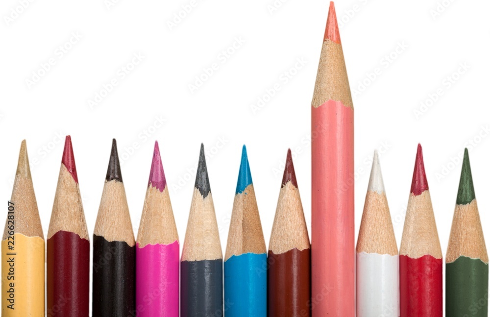 彩色铅笔和粉色铅笔脱颖而出