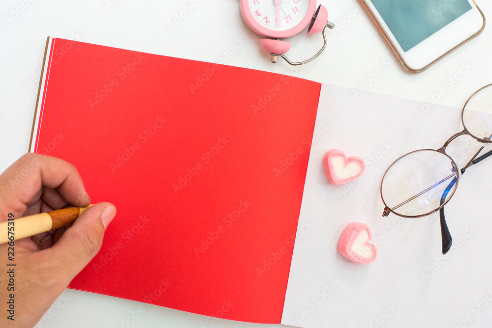 情人节和最甜蜜的一天，爱的概念。纸质红书背景