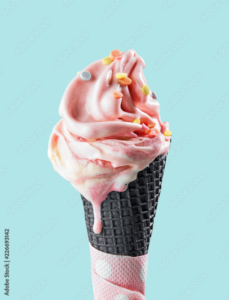 黑色华夫饼蛋卷中的粉红色融化冰淇淋