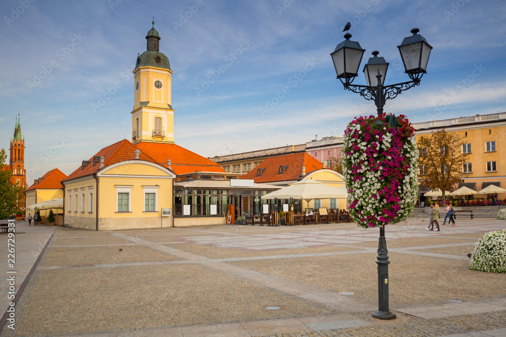 波兰比亚韦斯托克的Kosciusko主广场和市政厅。
