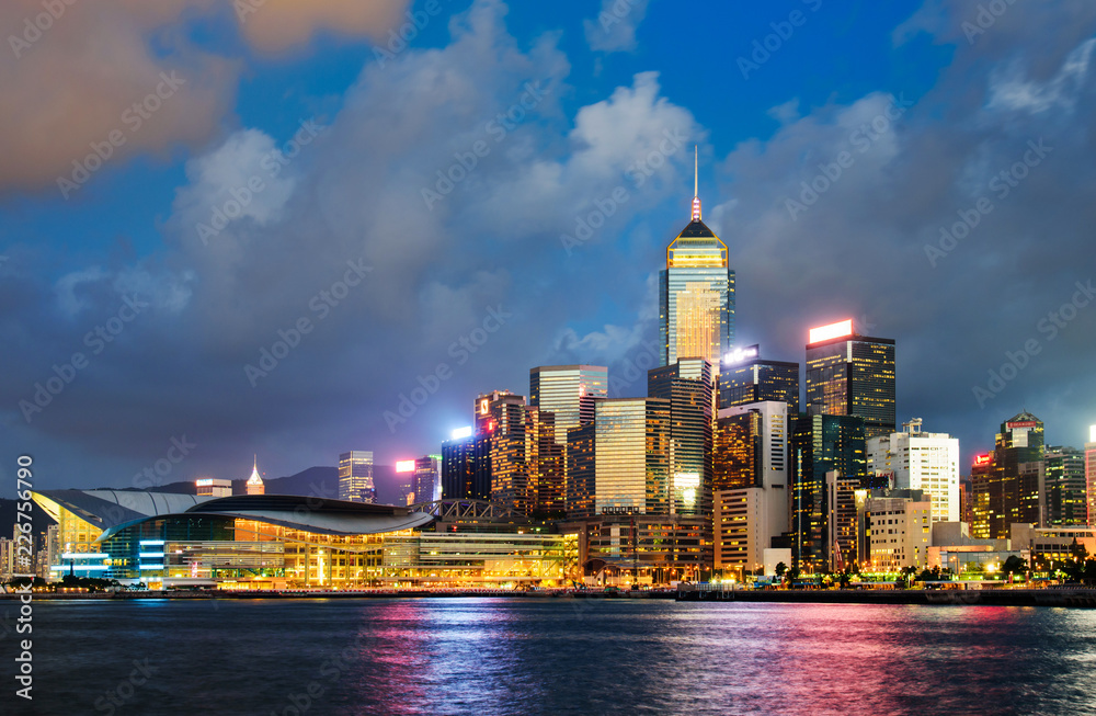 从中央码头看香港，从城市码头看市中心城市景观