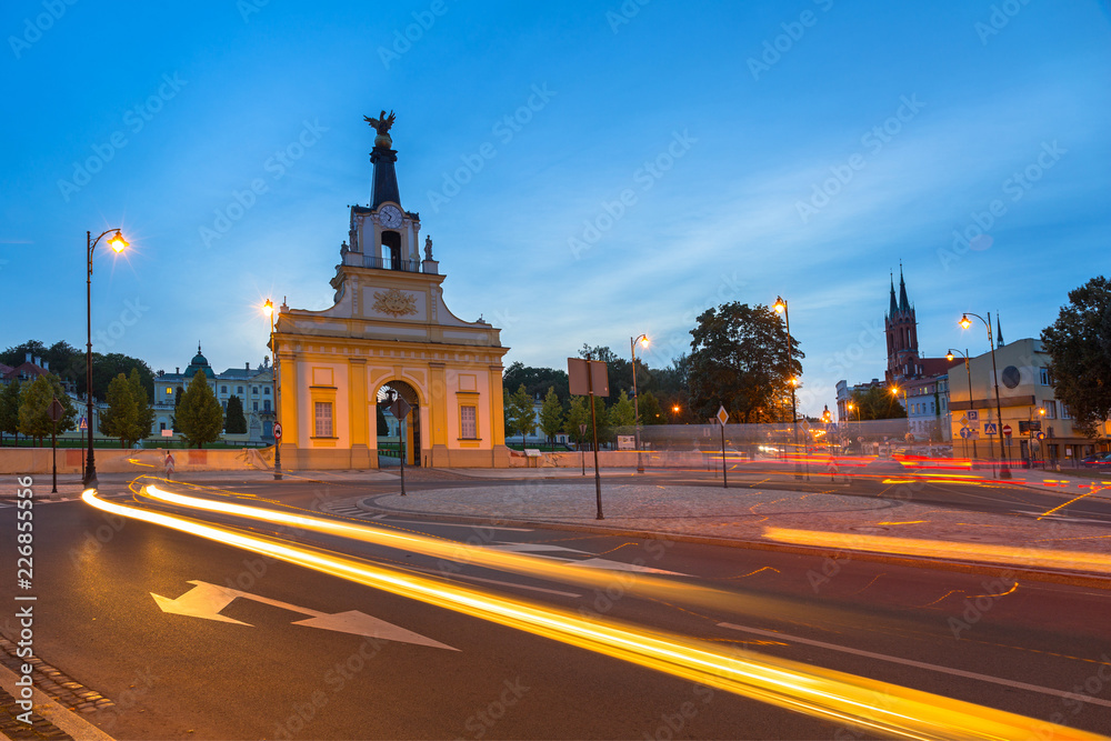 波兰比亚韦斯托克（Bialystok）的城市景观，带有交通灯