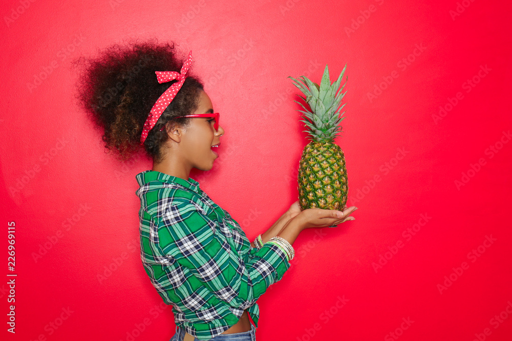 美丽的非裔美国女人，背景是菠萝
