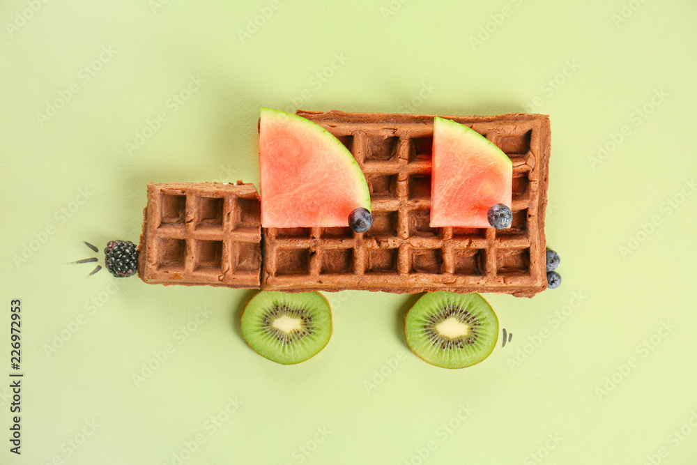 以美味的华夫饼和水果为背景的创意构图