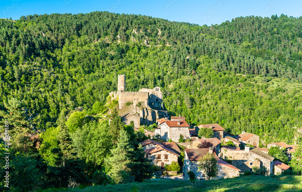 Chalencon村庄及其城堡的景色。法国