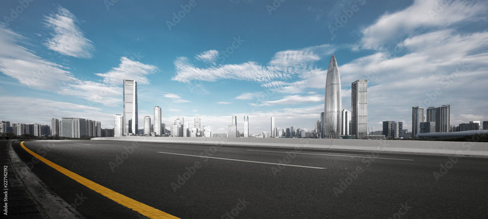 深圳现代城市景观的空沥青公路