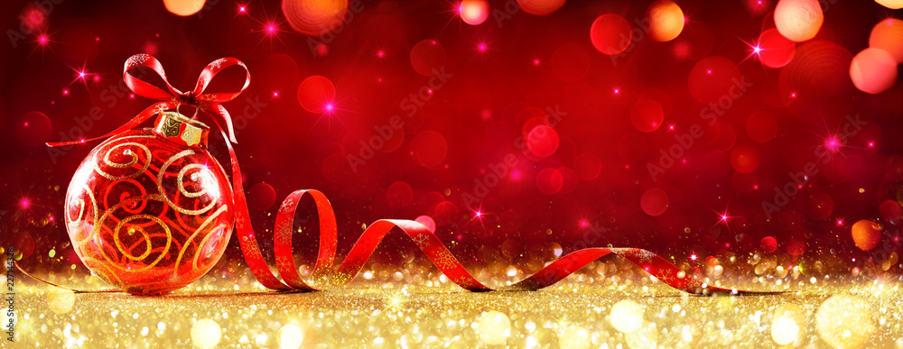 金色闪光上有蝴蝶结的红色圣诞球