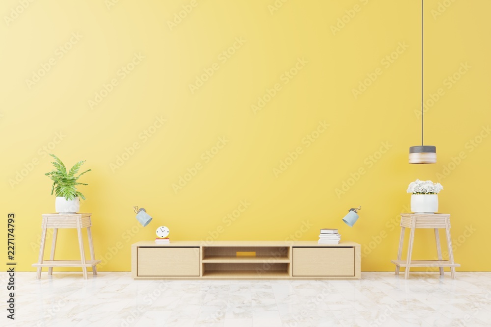 现代客厅的橱柜电视，黄色墙背景上有灯、桌子、花卉和植物，3d rende