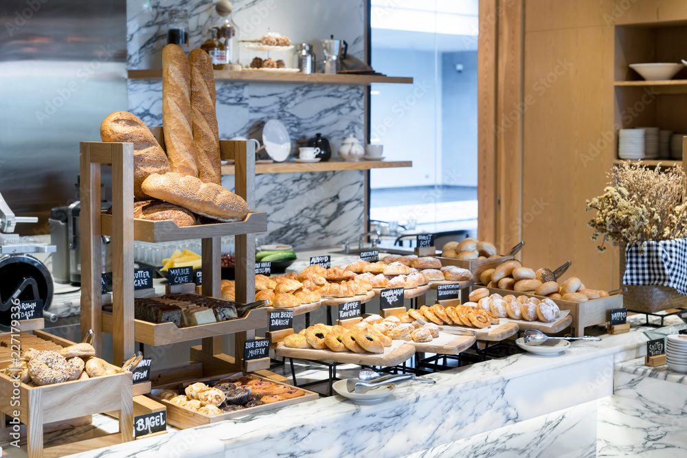 豪华酒店自助早餐、餐厅的各种新鲜自制面包和面包角