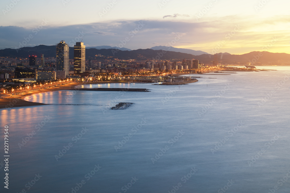 西班牙巴塞罗那海边夏夜巴塞罗那海滩鸟瞰图。地中海