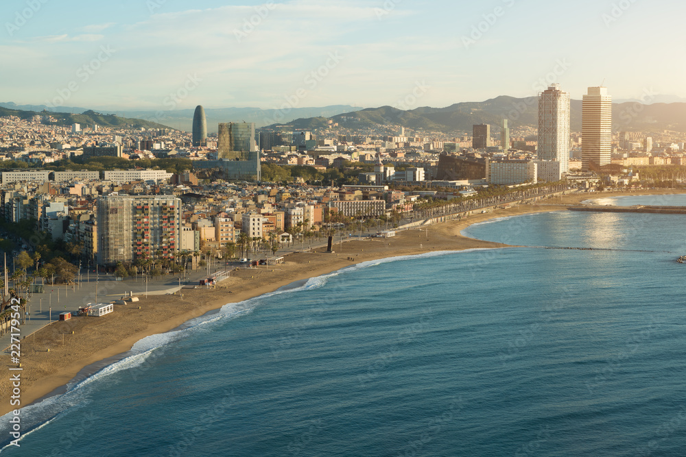 西班牙巴塞罗那海滨夏日巴塞罗那海滩鸟瞰图。年地中海